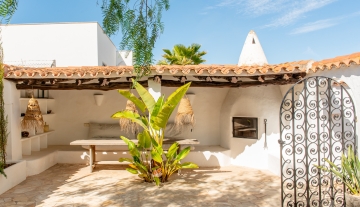 Resa estates Ibiza for sale te koop villa port des torrent zwembad patio.jpg